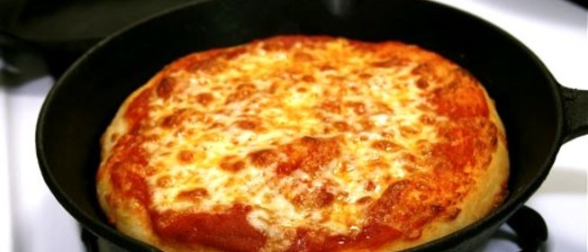 Пицца с курицей на сковороде