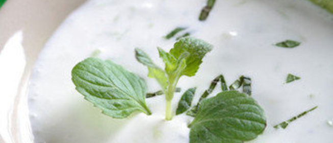 Белый гаспачо с виноградом и огурцами