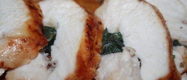 Куриная грудка с начинкой из базилика на решетке на мангале