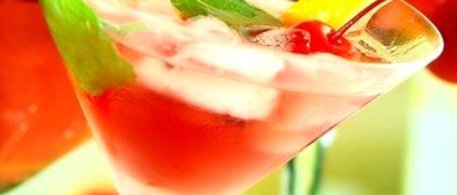 Апельсиново-малиновый коктейль с шампанским