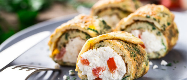 Рулетики из омлета со сливочным сыром