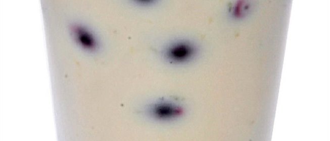 Соус из ряженки и черники с вермутом