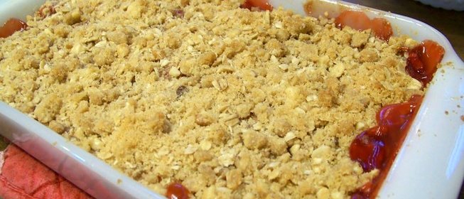 Запеканка с клубникой и ревенем