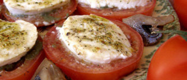 Помидоры с моцареллой и шампиньонами