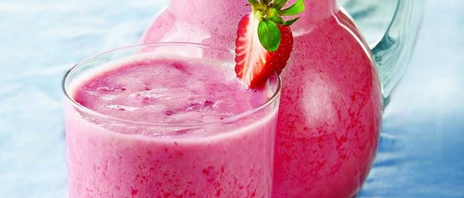 Земляничный коктейль с кефиром и медом