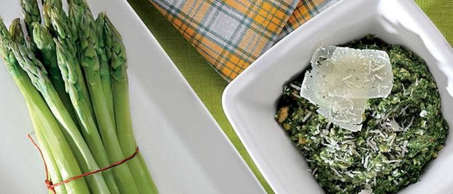 Паровая спаржа с дипом из шпината и фундука