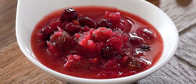 Соус из клюквы с яблоком и изюмом