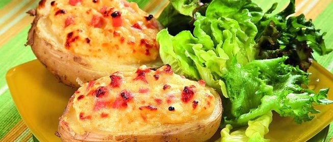 Запеченный картофель с яйцами и ветчиной