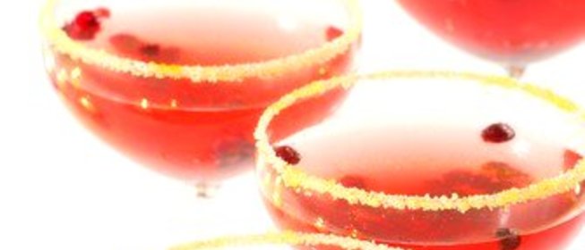 Новогодний коктейль из шампанского с клюквой и специями