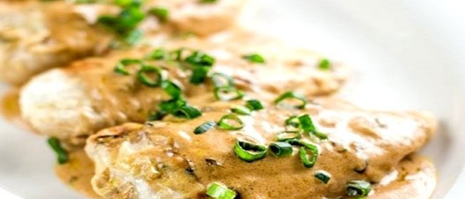 Тушеная курица в сметанном соусе