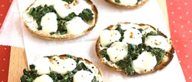 Мини-пиццы со шпинатом и сыром