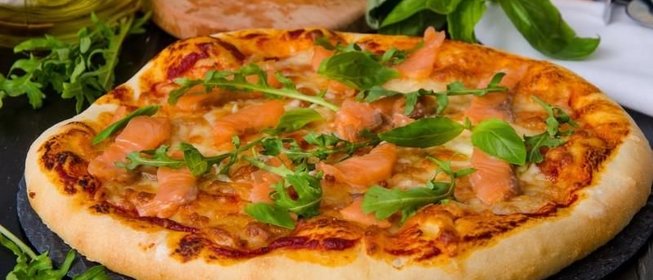 Пицца с красной рыбой