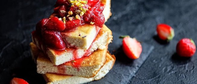 Творожная запеканка с натуральной ванилью, клубничным соусом и фисташками