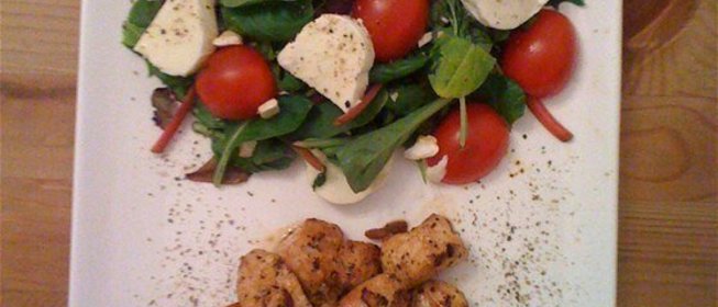 Летняя легкая закуска из курицы, зелени и моцареллы