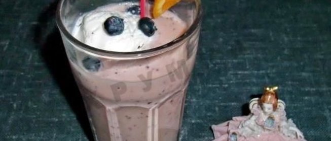 Чернично-банановый коктейль на кефире