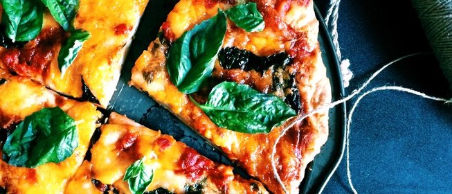 Пицца Маргарита с моцареллой и пармезаном