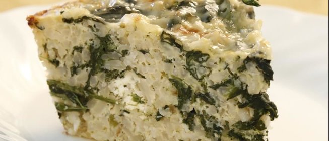 Запеканка из коричневого риса со шпинатом и фетой