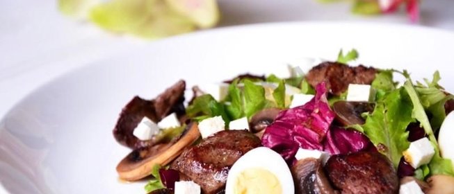 Салат с куриной печенью шампиньонами и фетой
