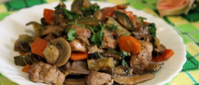 Свинина с овощами и шампиньонами