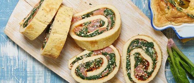 Ролл из омлета со шпинатом и лососем в азиатском стиле