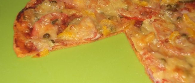 Пицца на тонком дрожжевом тесте с томатом