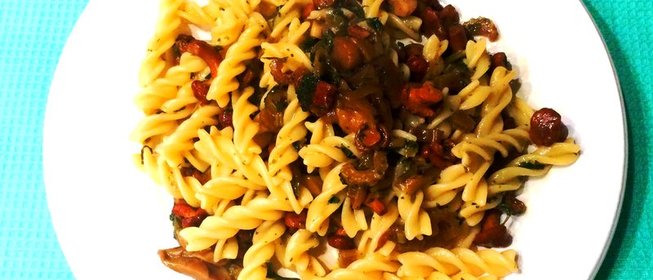 Фузилли с рагу из лисичек и крапивы