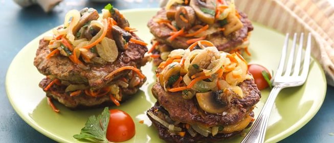 Печеночные оладьи с грибами, луком и морковью