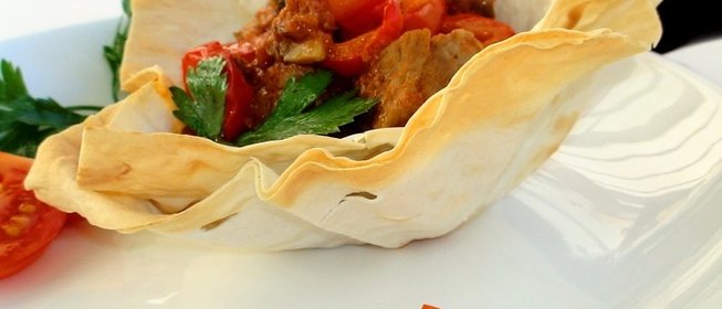 Свинина с шампиньонами и овощами в хрустящей корзинке под сладко-острым соусом