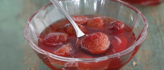 Клубничное варенье с розовой водой