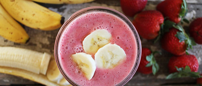 Смузи из ягод и банана на кокосовом молоке
