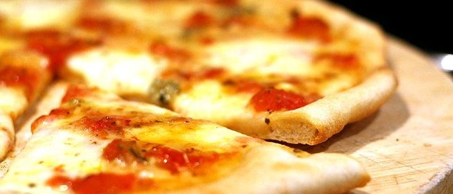 Пицца с колбасным сыром