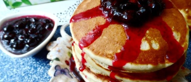 Оладушки с лимонной цедрой,коньяком и чёрносмородиновым джемом.