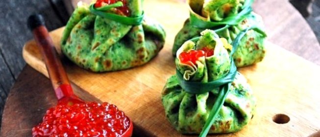 Блины из шпината со сливочным сыром и семгой