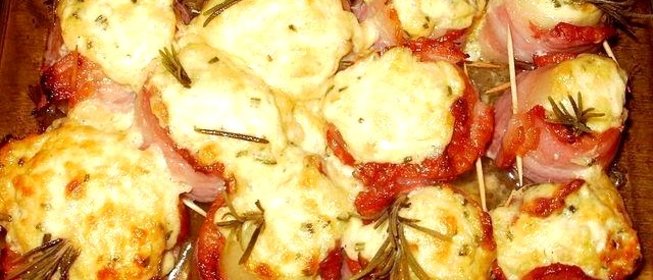 Печеный лук в беконе