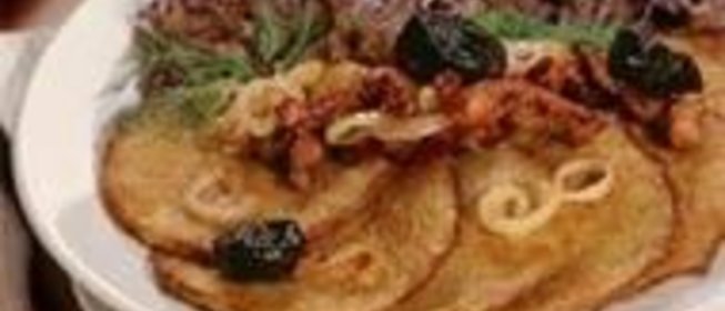 Драники в горшочке с телятиной и черносливом