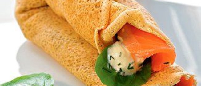 Гречневые блины с острым зеленым салатом и семгой