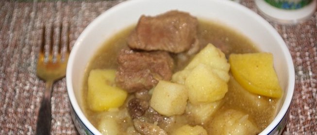 Картошка, тушенная с мясом и грибами