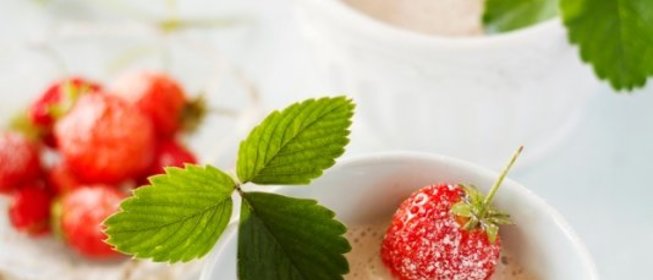 Бананово-клубничный утренний молочный коктейль