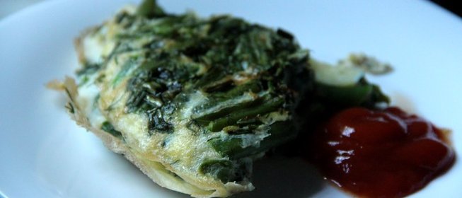 Омлет со стручковой фасолью и луком