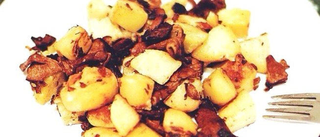 Жареный картофель с лисичками