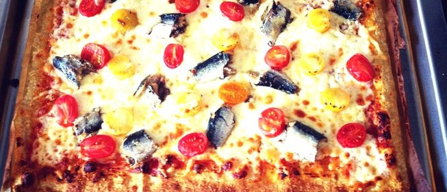 Быстрая пицца с сардинами