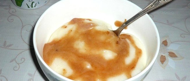 Манная каша с карамельным соусом