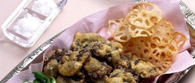 Золотистые грибы в кляре с зеленым луком