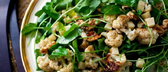 Цветная капуста с сыром, кресс-салатом и грецкими орехами