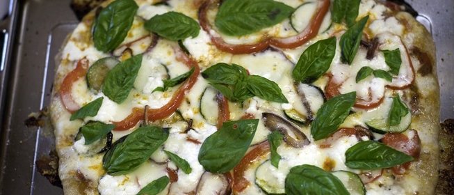 Пицца с творогом и помидорами