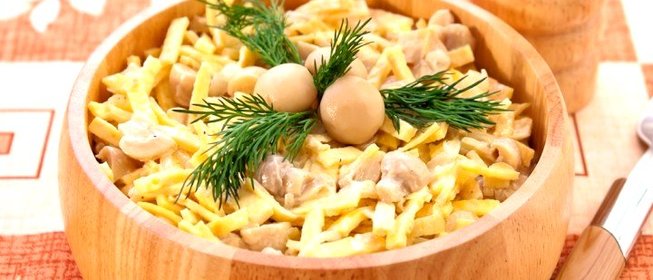 Салат с грибами, блинчиками и луком