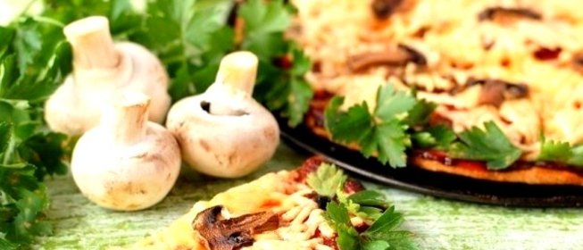 Пицца с шампиньонами и салями на тыквенном тесте
