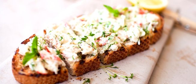 Брускетта с крабом