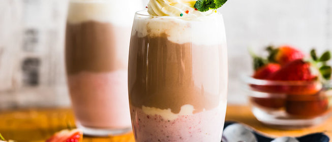 Трехцветный молочный коктейль