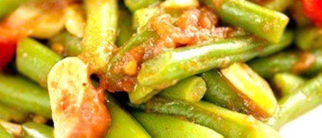 Зеленая фасоль с вялеными томатами и чесноком